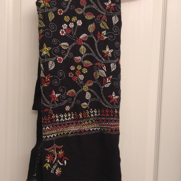 Beautiful hand embroidered Katha stitched shawl - Picture 2 of 3